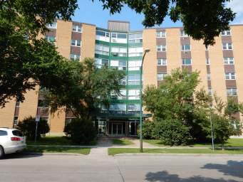 611 Jefferson Avenue in Winnipeg, MB - Building Photo