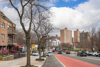 5514 Main St in Flushing, NY - Building Photo - Building Photo