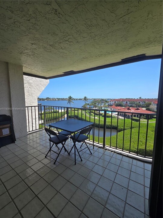 7020 Half Moon Cir in Hypoluxo, FL - Foto de edificio