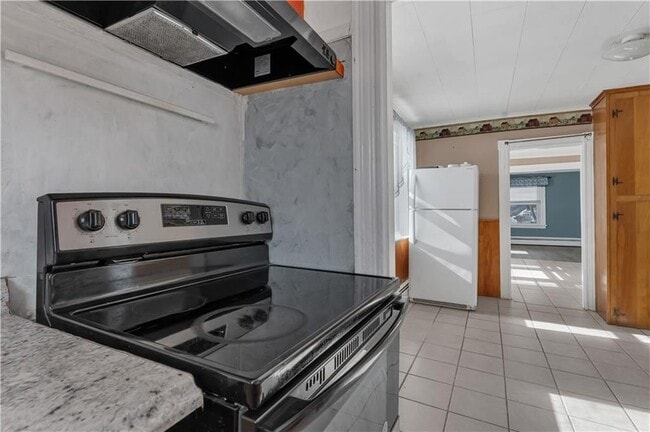 1070 Main St in West Warwick, RI - Foto de edificio - Building Photo