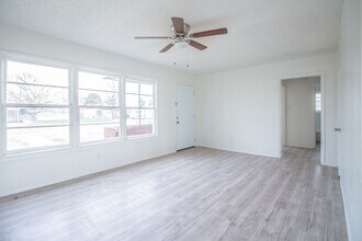 6106 Avenue R in Lubbock, TX - Building Photo - Building Photo