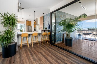 Tan Plaza Apartments in Palo Alto, CA - Building Photo - Building Photo