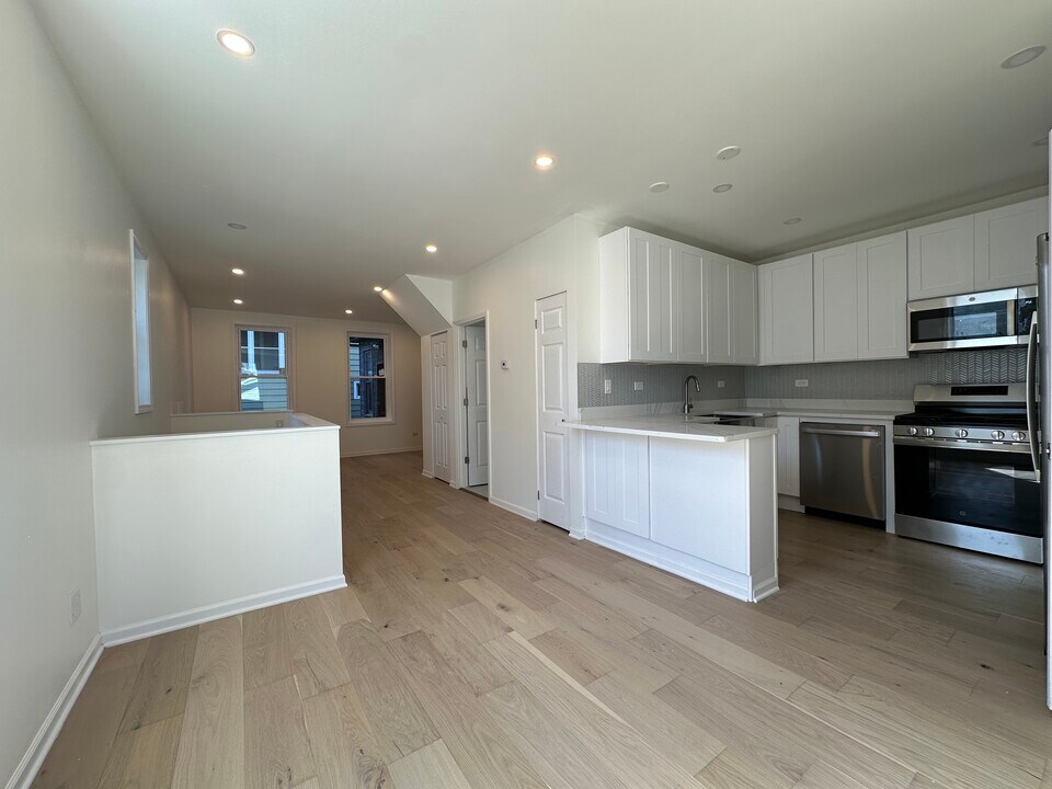 2045 N Damen Ave, Unit Coach House in Chicago, IL - Building Photo
