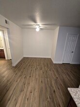 5163 Indian River Dr, Unit 200 in Las Vegas, NV - Building Photo - Building Photo