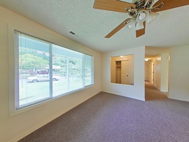 860 SE Lilly Ave in Corvallis, OR - Foto de edificio - Building Photo