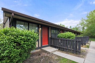 Pinewood Apartments in Kent, OH - Foto de edificio - Building Photo