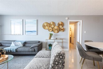 18031 Biscayne Blvd in Aventura, FL - Building Photo - Building Photo
