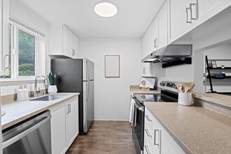 2000 Lake Washington Apartments in Renton, WA - Building Photo - Building Photo