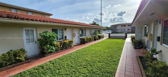 324 NW 57th Ave in Miami, FL - Building Photo - Building Photo