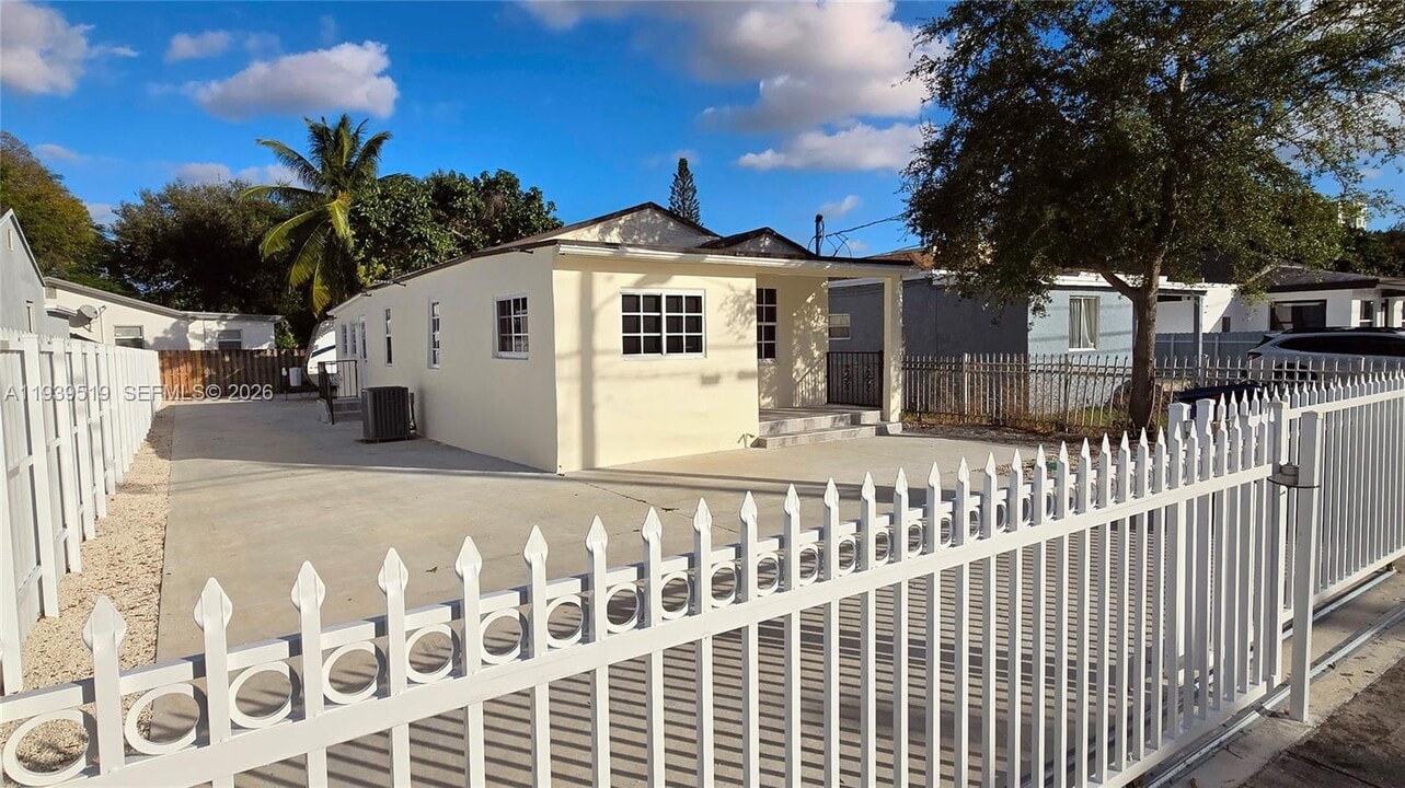 5565 NW 24th Ave in Miami, FL - Building Photo