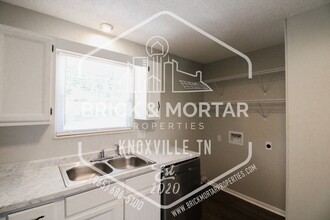 1015 Clendenen Rd in Maryville, TN - Foto de edificio - Building Photo