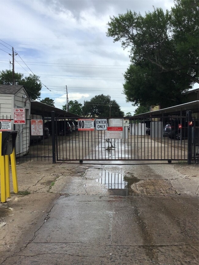 10603 S Wilcrest Dr in Houston, TX - Building Photo - Building Photo