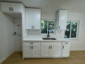 3003 W Florence Ave, Unit 4 in Los Angeles, CA - Foto de edificio - Building Photo