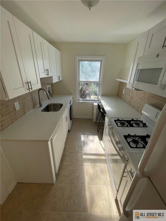 258 2nd St in South Amboy, NJ - Building Photo