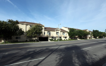 NoVa Townhomes in Canoga Park, CA - Foto de edificio - Building Photo