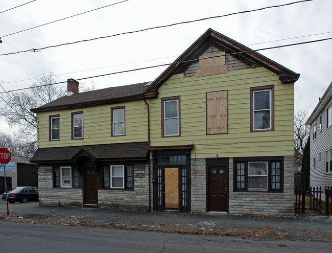 402 13th St in Watervliet, NY - Foto de edificio - Building Photo