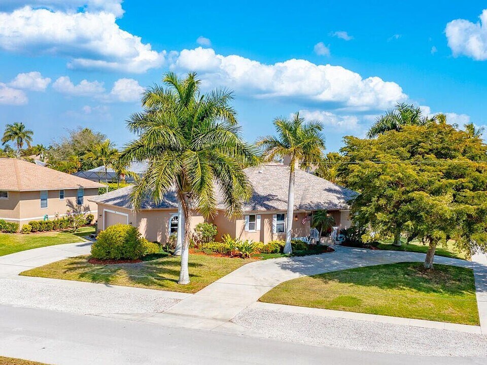 381 Worthington St in Marco Island, FL - Building Photo