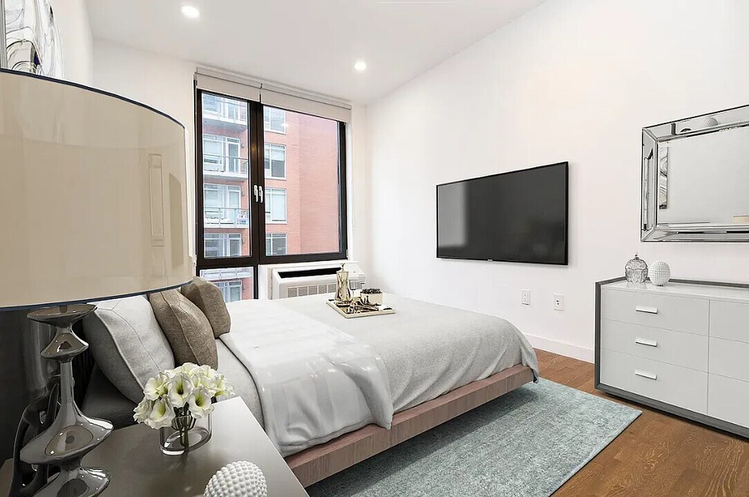 41-32 27th St in Queens, NY - Building Photo