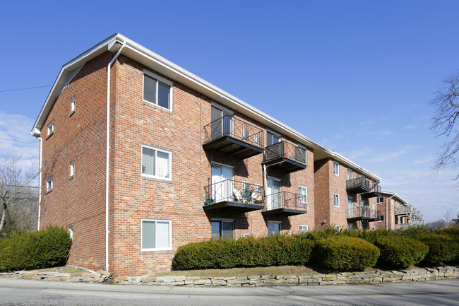 OXFORD COURT APARTMENTS -- 054 in Coraopolis, PA - Building Photo - Building Photo