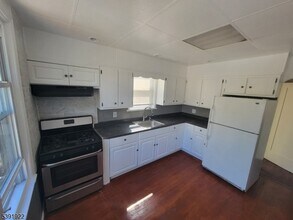 35 Cleveland Ave, Unit 2 in Newark, NJ - Building Photo - Building Photo