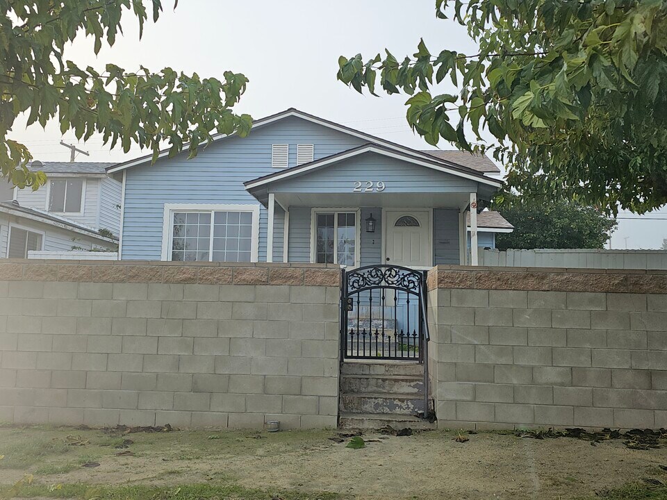 229 Philippine St in Taft, CA - Building Photo