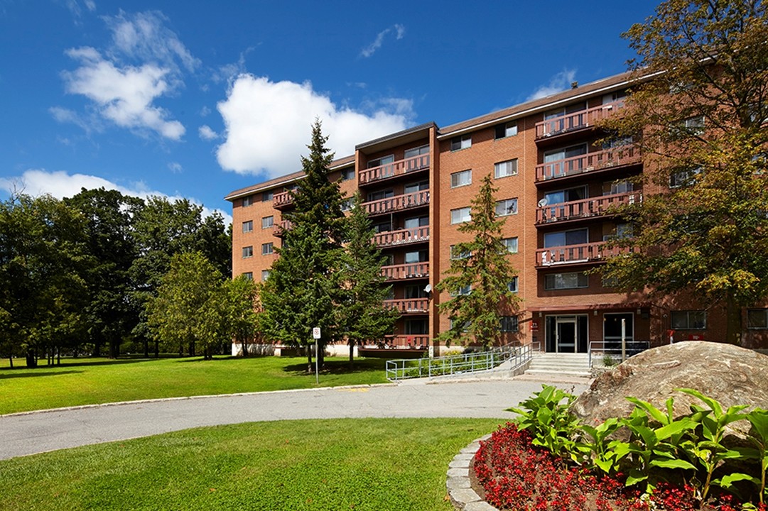 Jacques Cartier Apartments in Gatineau, QC - Building Photo