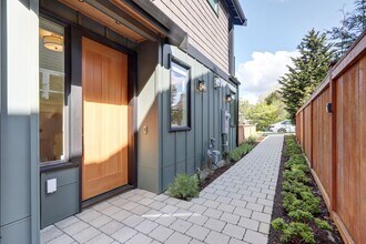 10919 NE 59th St in Kirkland, WA - Building Photo - Building Photo