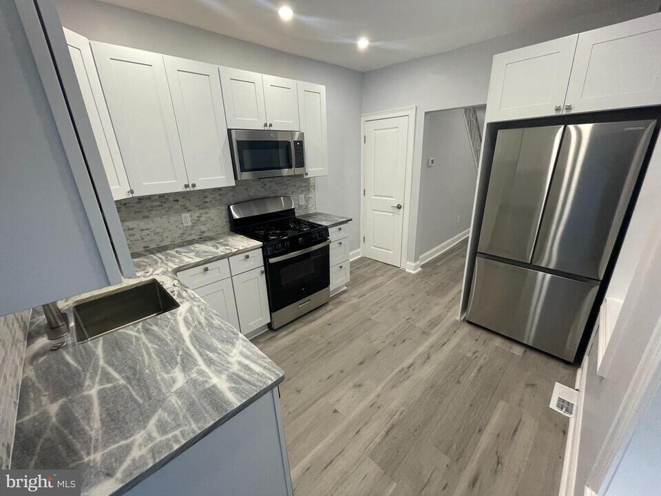 1839 E Clementine St in Philadelphia, PA - Building Photo