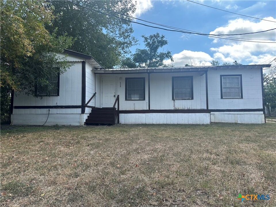 4007 Blue Bonnet St in Seguin, TX - Building Photo