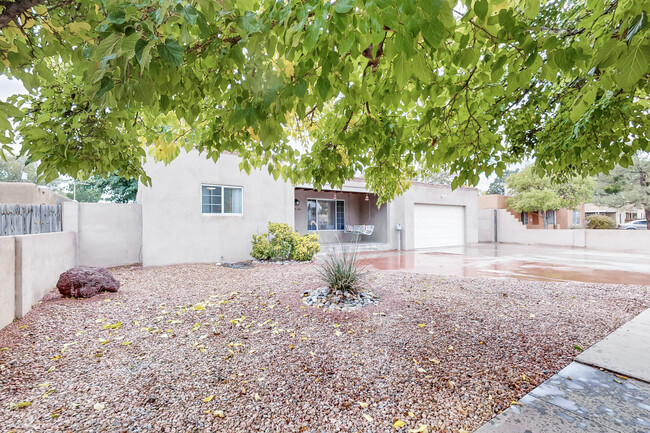 2018 Alhambra Ave SW in Albuquerque, NM - Foto de edificio - Building Photo