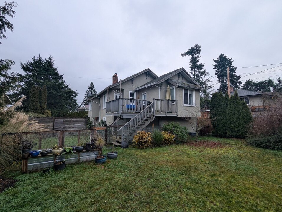 4012 Grange Rd in Victoria, BC - Building Photo