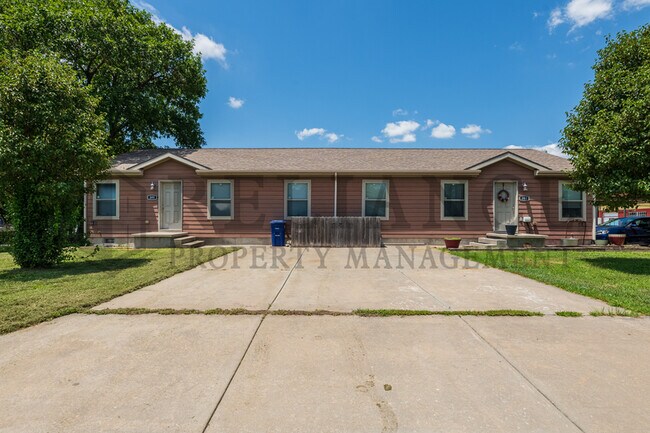 305 S Elm St in Douglass, KS - Building Photo - Building Photo