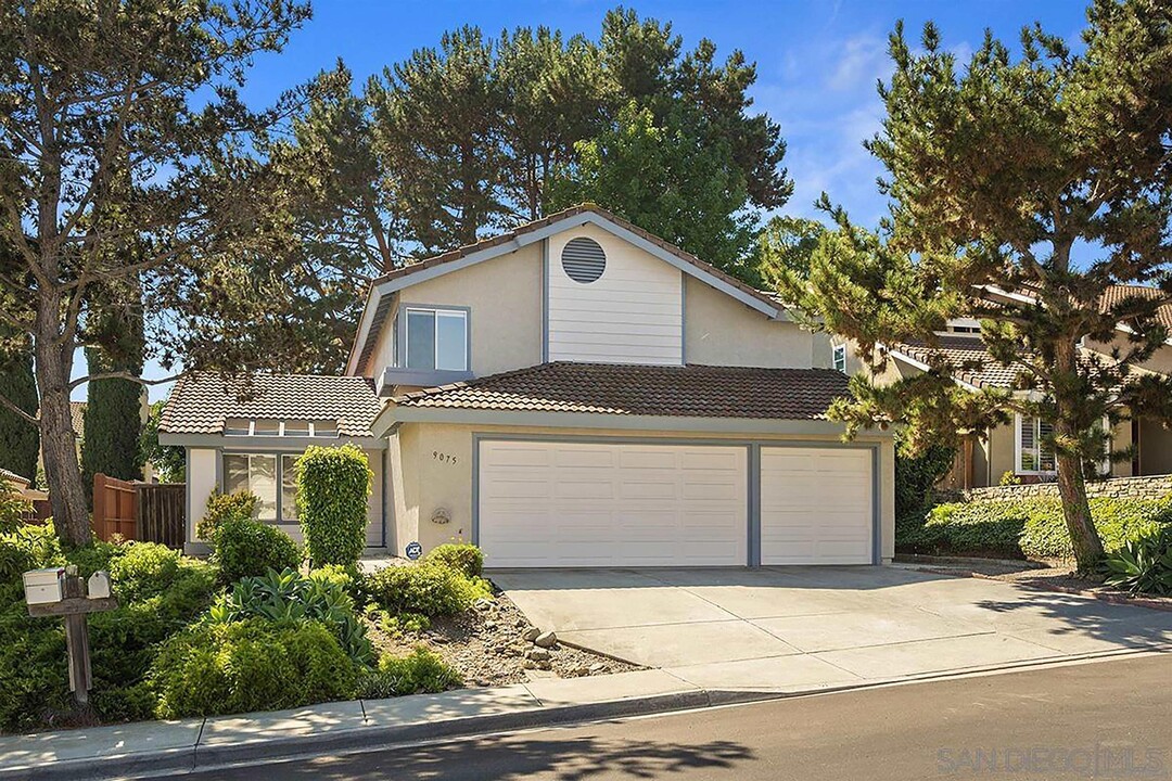 9075 Westvale Rd in San Diego, CA - Foto de edificio