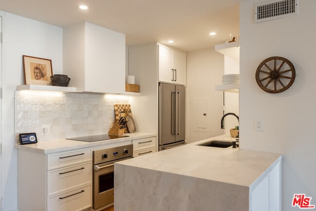 1351 N Crescent Heights Blvd in West Hollywood, CA - Building Photo - Building Photo