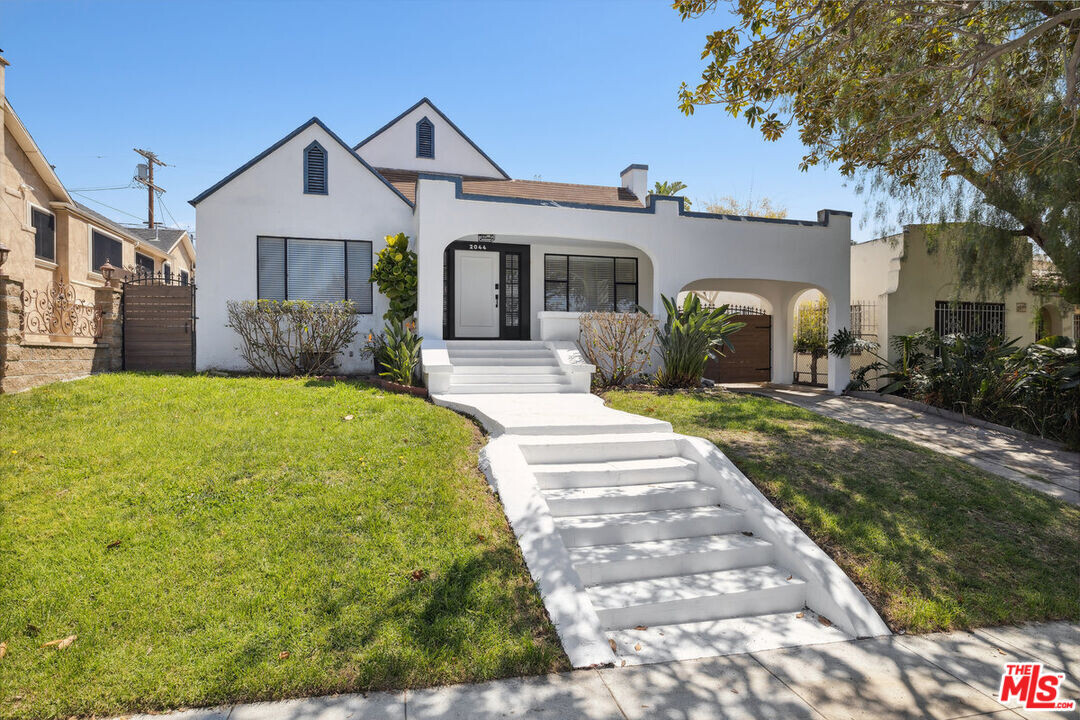 2044 N New Hampshire Ave in Los Angeles, CA - Building Photo