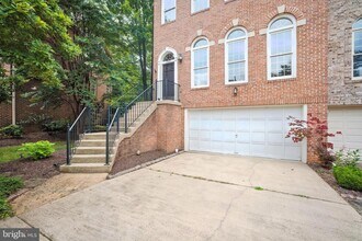 10189 Castlewood Ln in Oakton, VA - Building Photo - Building Photo
