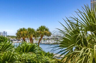 1717 N Bayshore Dr in Miami, FL - Foto de edificio - Building Photo