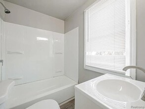 9744 Lakepointe St in Detroit, MI - Building Photo - Building Photo