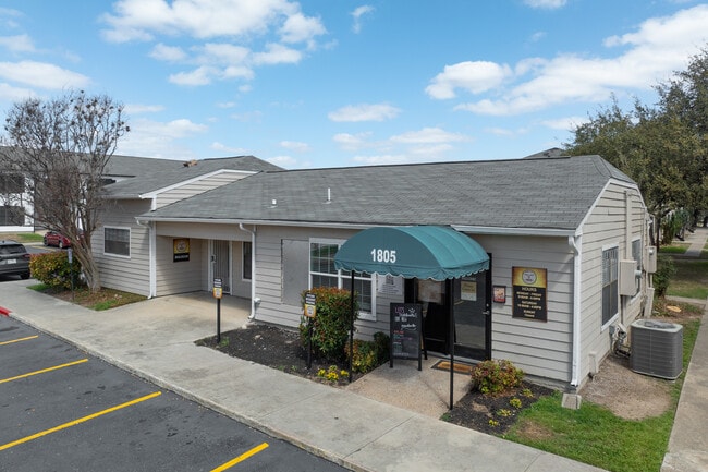 Ranch at 1856 Apartments in San Marcos, TX - Foto de edificio - Building Photo