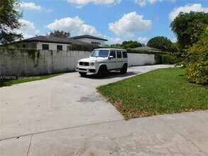 6700 SW 97th Ave in Miami, FL - Building Photo - Building Photo