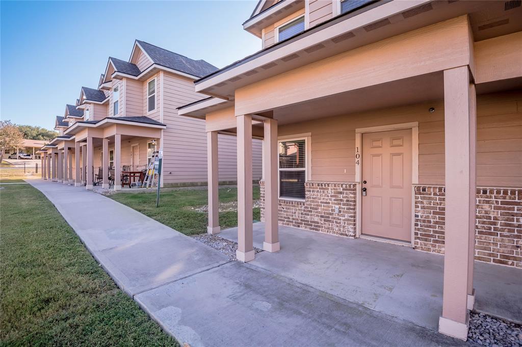 2002 20th St-Unit -104 in Huntsville, TX - Foto de edificio