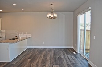 6918 Delaney Ln NE in Lacey, WA - Foto de edificio - Building Photo