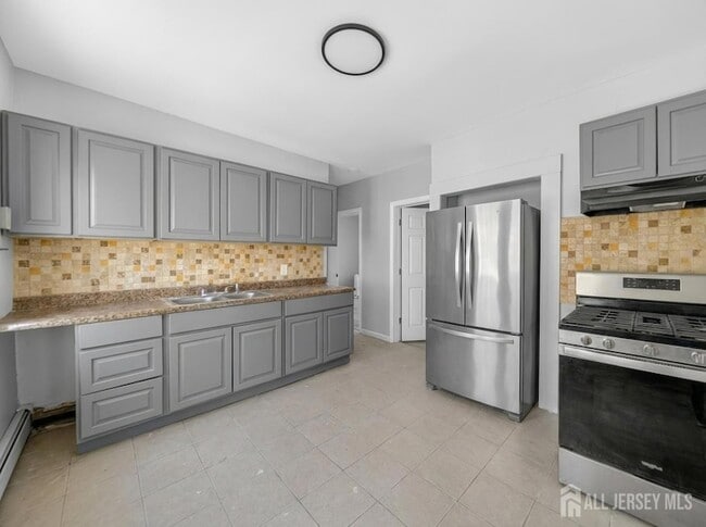 125 Lowell St, Unit 2 in Carteret, NJ - Foto de edificio - Building Photo