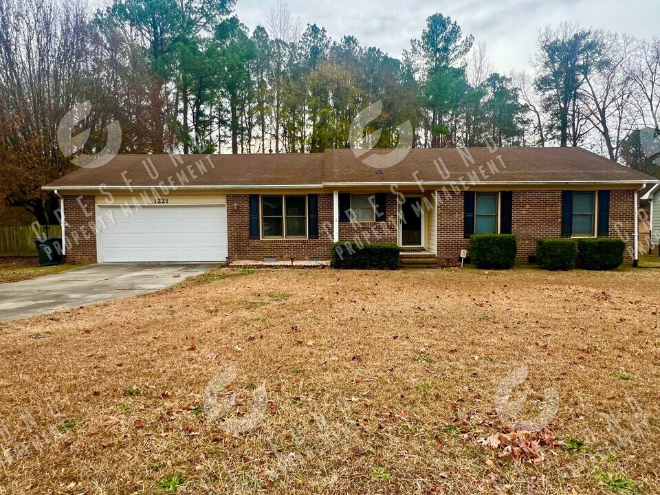 1221 Butterwood Cir in Fayetteville, NC - Building Photo