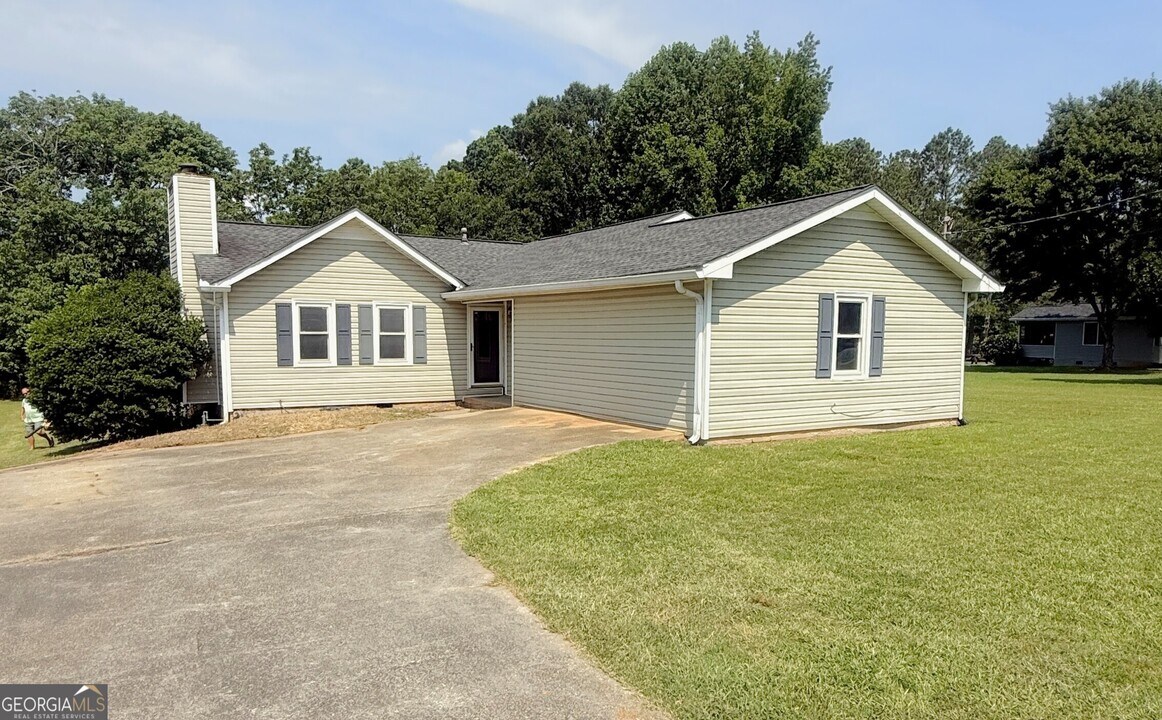 32 Russell Ln in Carrollton, GA - Building Photo