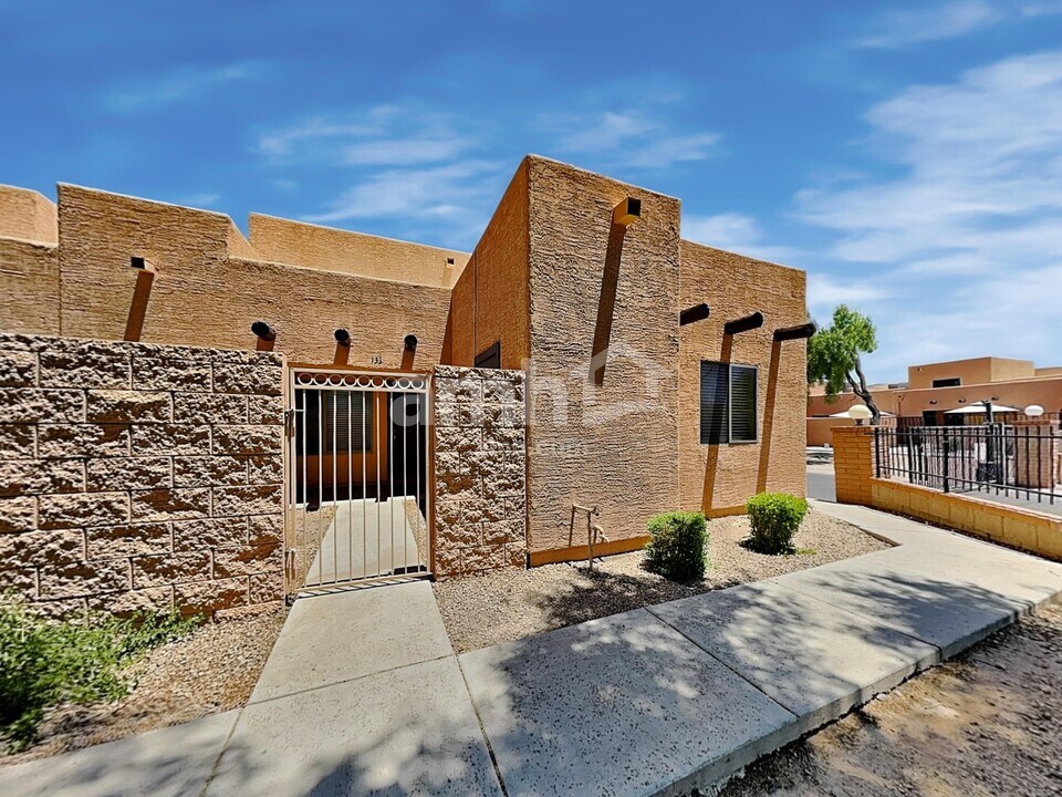 8940 W Olive Ave in Peoria, AZ - Building Photo
