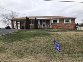 218 Britton Dr in Talbott, TN - Building Photo
