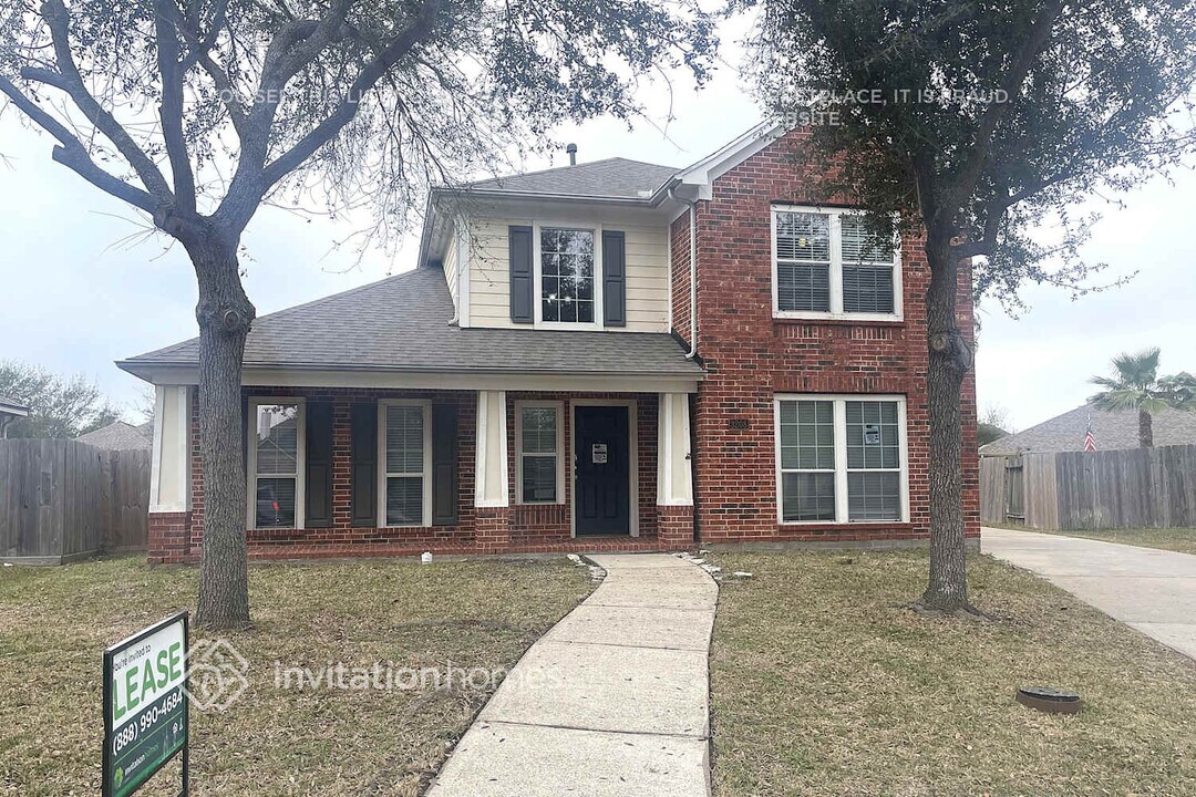 3208 Waterglen Ct in League City, TX - Foto de edificio