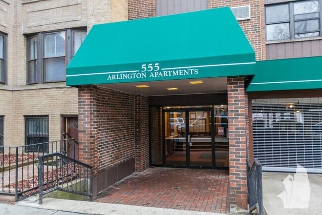 555 W Arlington Pl in Chicago, IL - Foto de edificio - Building Photo