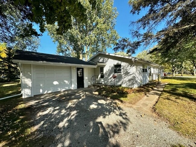 property at 2202 Sunny Ln